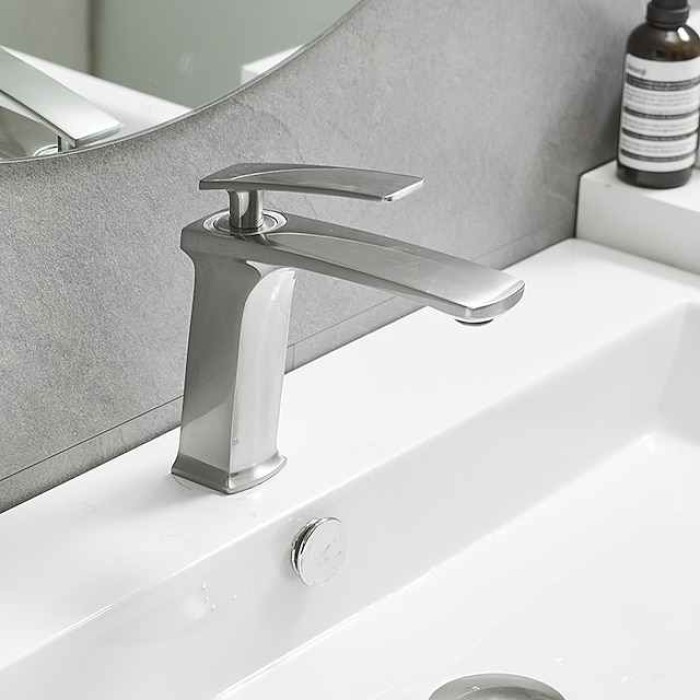 Bathroom Sink Faucet - Classic / Waterfall Nickel Brushed / Electroplated / Painted Finishes Centerset Single Handle One HoleBath Taps