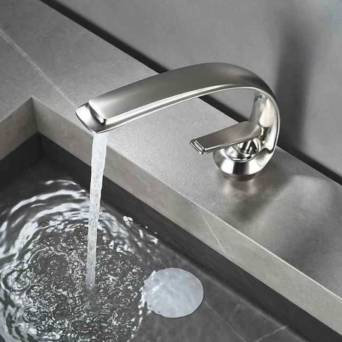 Bathroom Sink Mixer Faucet, Single Handle One Hole Washroom Basin Taps Chrome Finish Bathroom Faucet with Hot and Cold Water Hose